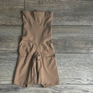 Spanx Seamless Power Sculpting High-Waisted Mid-Thigh Shorts Nude sz S #2745